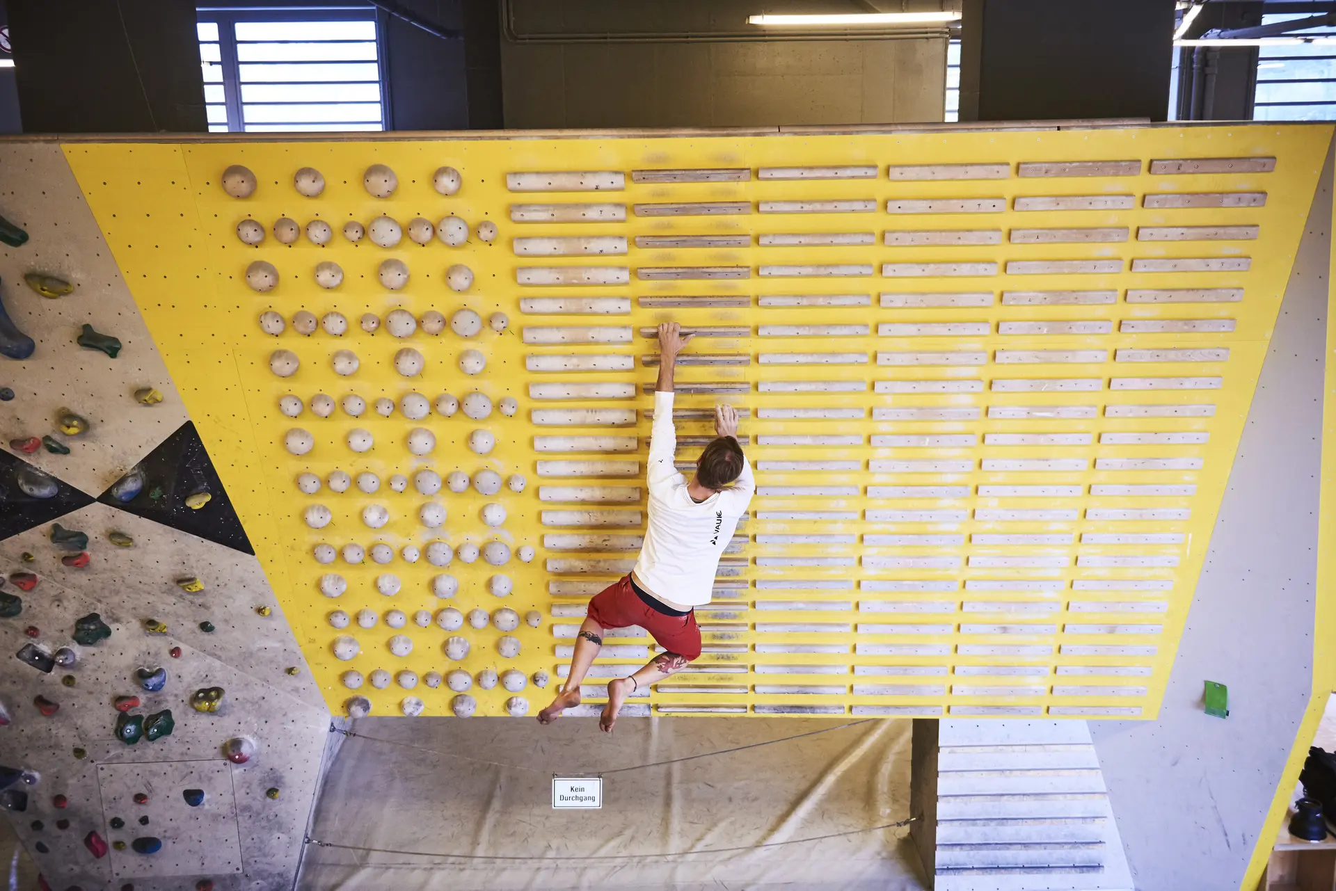Ein Mann beim Training an einem gelben Campusboard. | © DAV/Frank Kretschmann