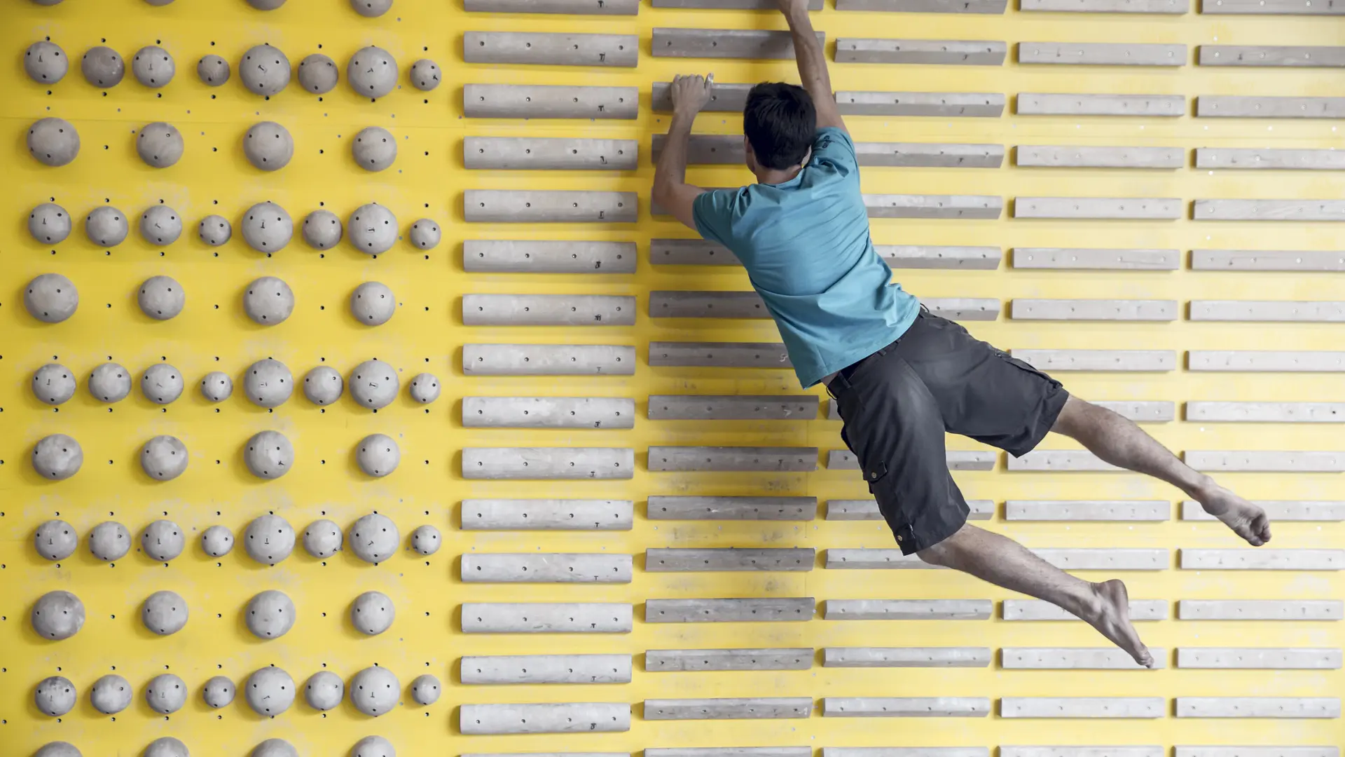 Ein Mann beim Training am Campusboard. | © DAV/ Hansi Heckmair