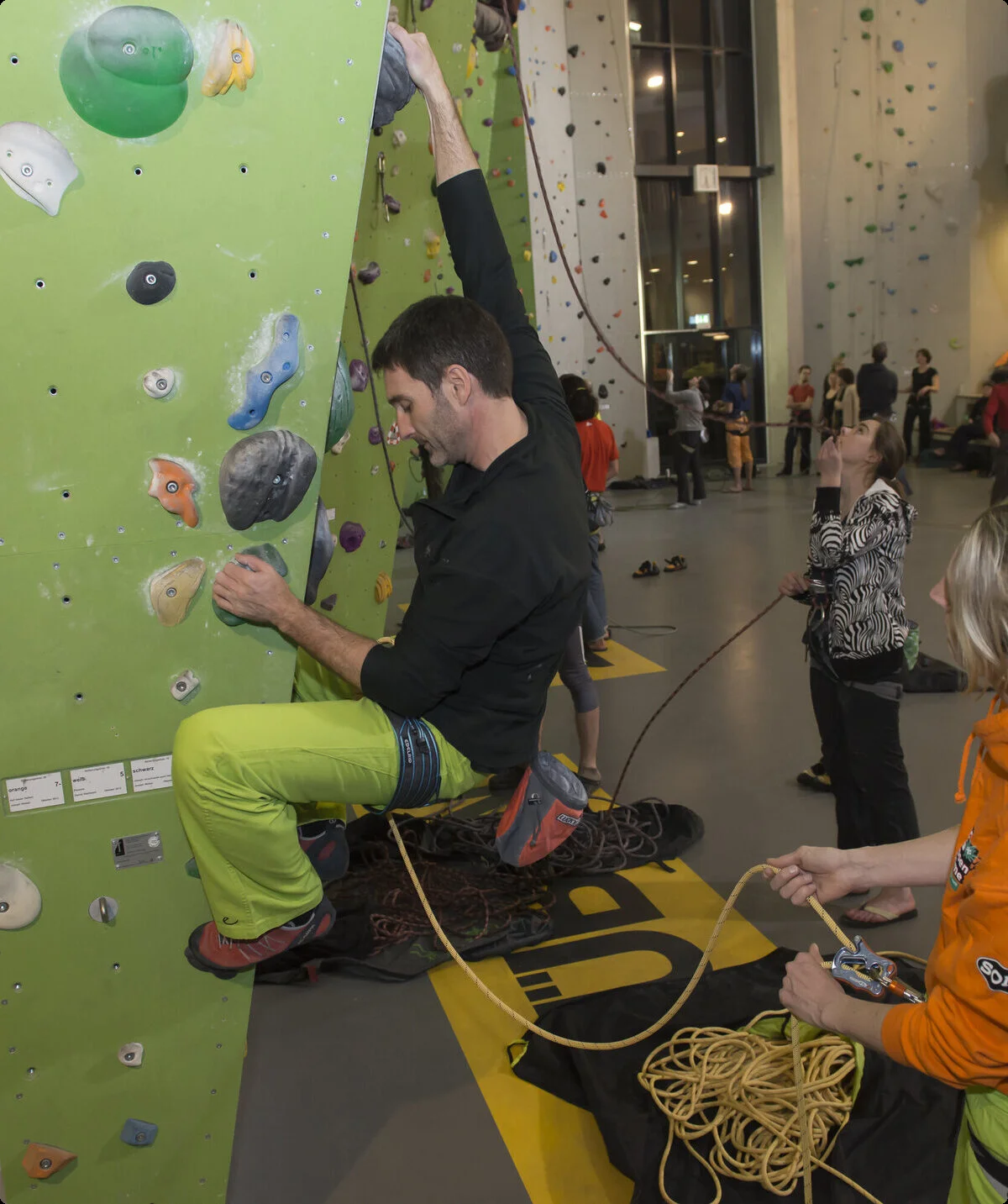 Ein Kletterpaar beim Klettern und Sichern in einer Kletterhalle | © DAV/Thilo Brunner