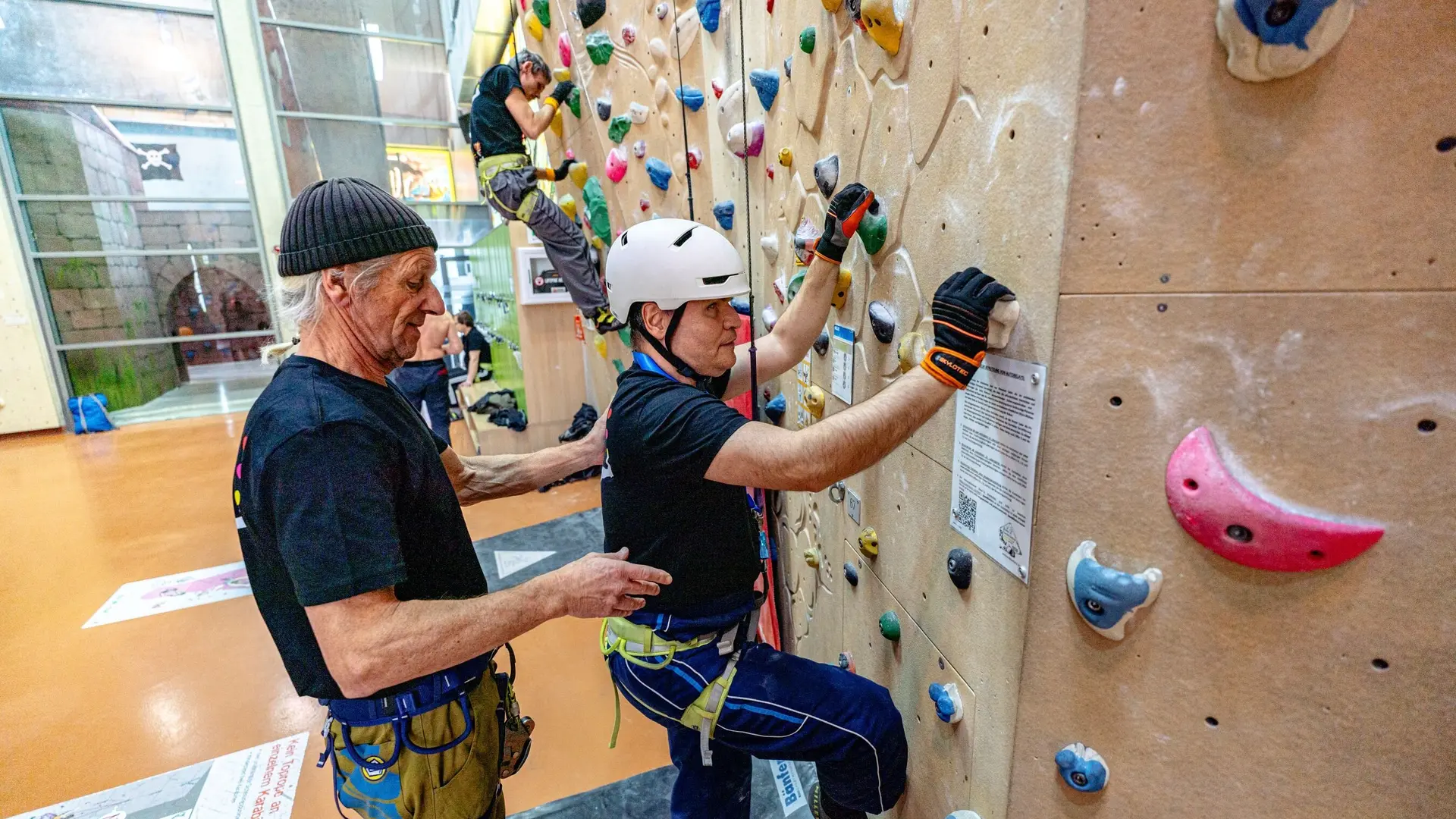 Im DAV Kletter- und Boulderzentrum München-Süd gibt es eine Klettergruppe für sehbehinderte Menschen | © DAV / Julian Rohn