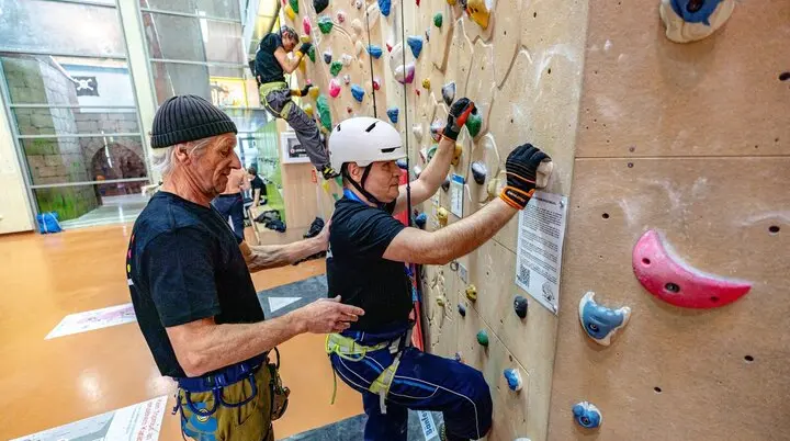 Im DAV Kletter- und Boulderzentrum München-Süd gibt es eine Klettergruppe für sehbehinderte Menschen | © DAV / Julian Rohn