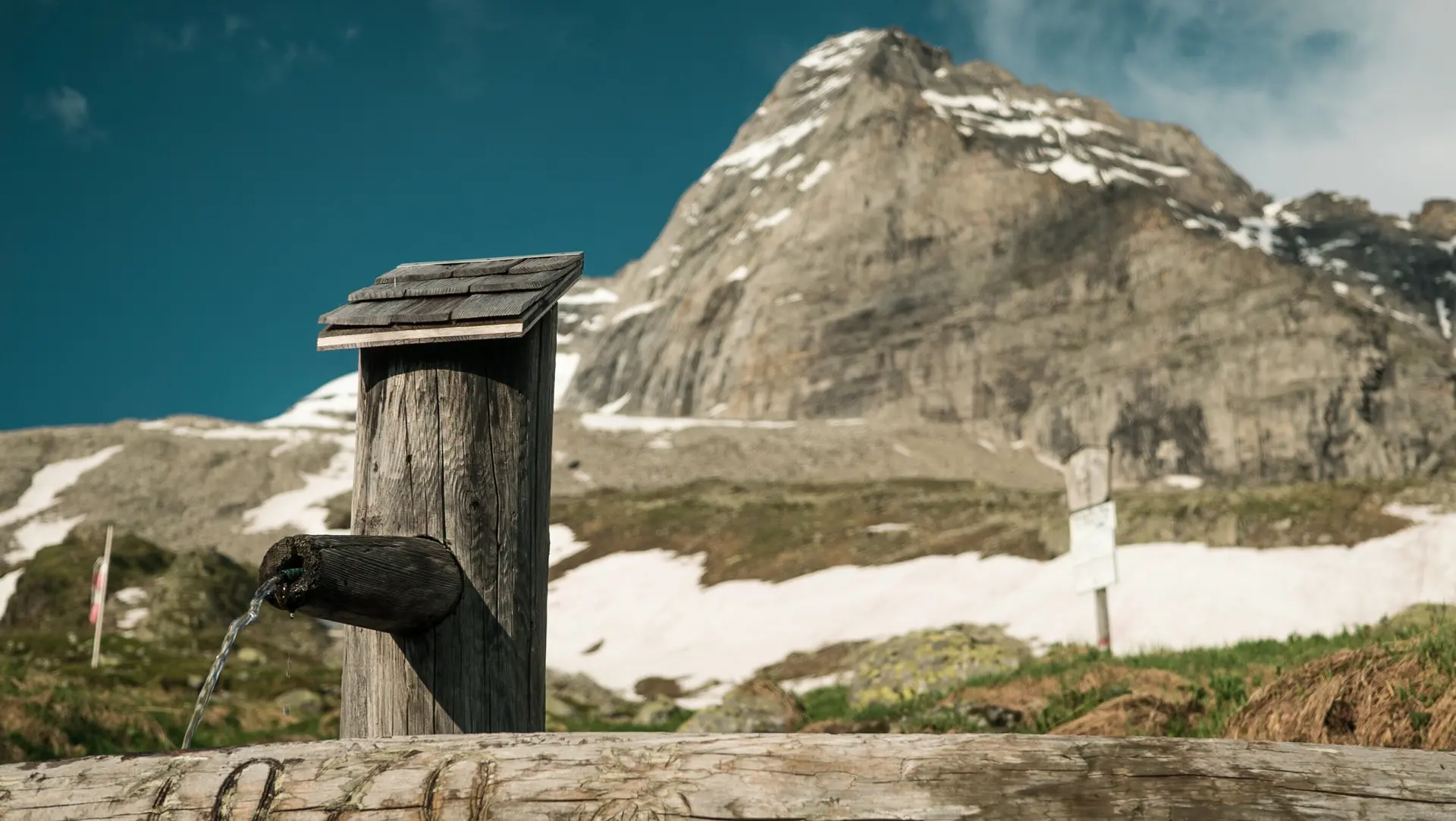Ein Holz-Brunnen in den Bergen | © DAV/Marcel Dambon